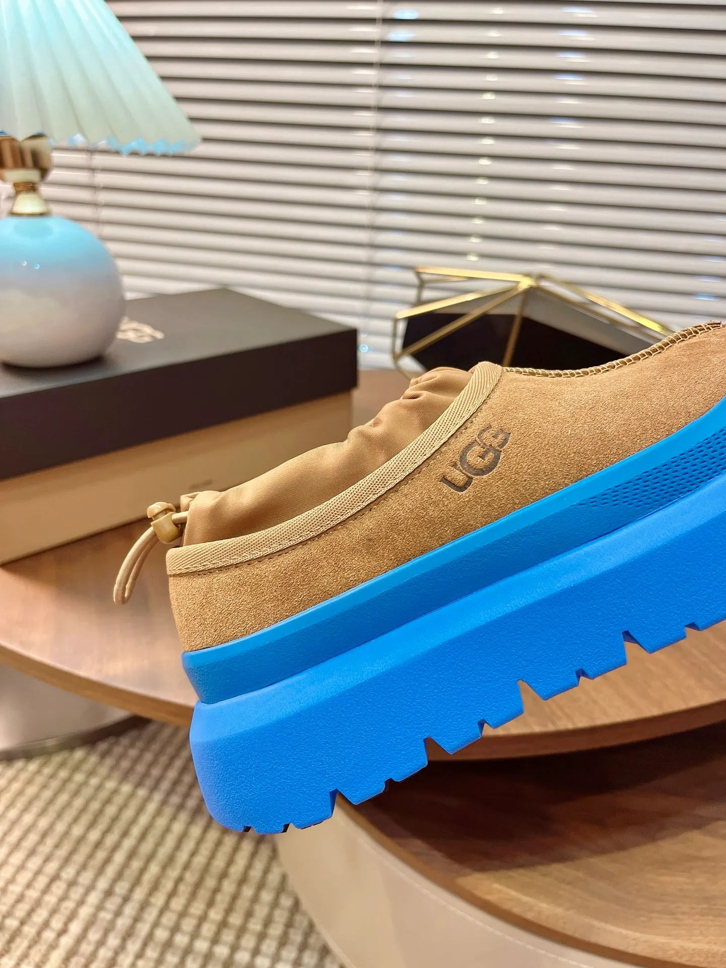 [UGG] P:500💰 Couple shoes Size: 35-44 [Wang Yibo's same style] UGG2025 new winter style Tasman fashion shoes for men and women 1144096 Ugg new fur shoes for autumn and winter, snow boots, same style for men and women ~ Handsome slip-on, lazy shoes, super easy to put on and take off ~ Suede cowhide fabric ~The soles are molded from original soles, not cheap rubber foam, but made of modern material. The characteristics of this material are that it is light, wear-resistant and non-slip. The outsole has a clear logo imprint, which is comparable to that of a store~
